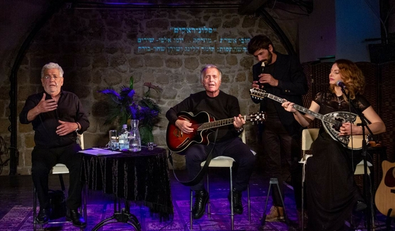 תמונת מופע: "הסלוניראקים" -שרים ומספרים- יוסי אלפי וקובי אושרת